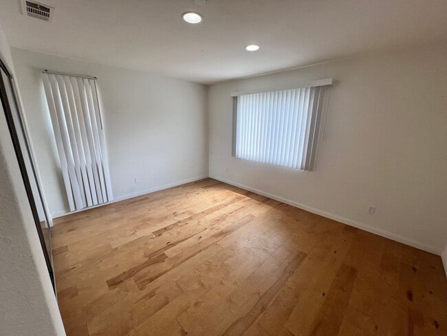 Building Photo - $4,500 - 4 Bed 2.5 Bath House located in G...