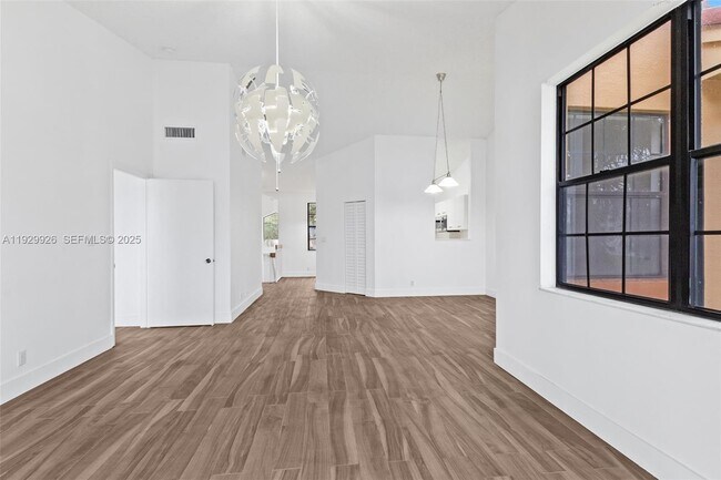 Building Photo - 15569 N Miami Lakeway