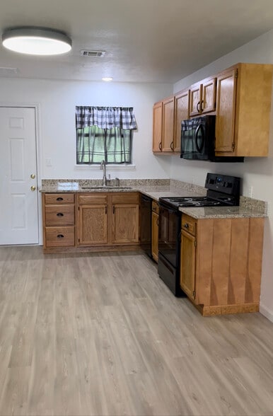 Building Photo - 1112 Shellie Ln