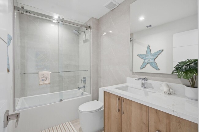 Building Photo - 1173 Hillsboro Mile Unit 22