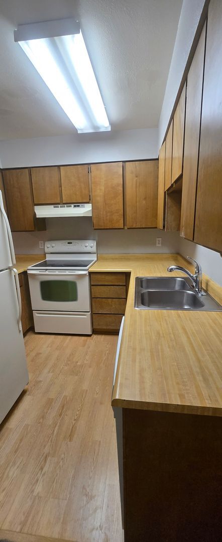 Building Photo - Charming 2-bedroom, 1-bathroom home locate...