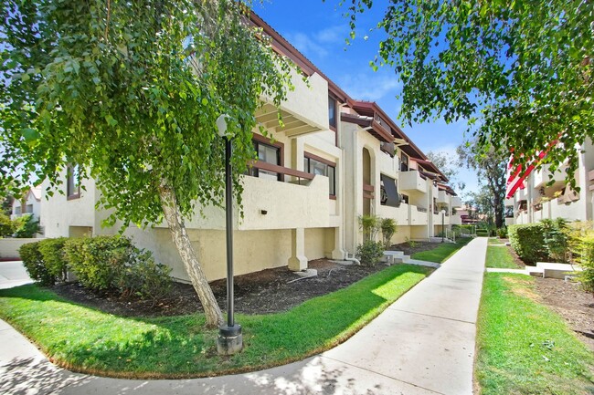 Primary Photo - Santa Clarita 3/Bed, 2/Bath Condo!