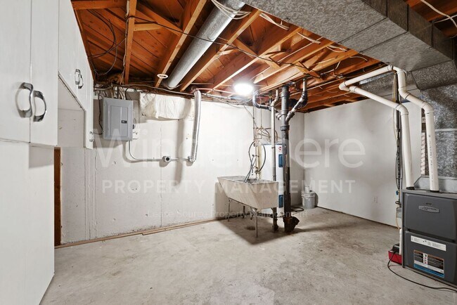Building Photo - 902 E Rockwell Ave