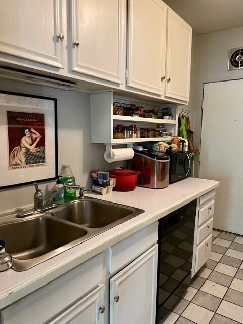 Building Photo - 547 W Brompton Ave