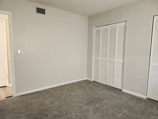 Building Photo - Cute 2/1 fenced duplex