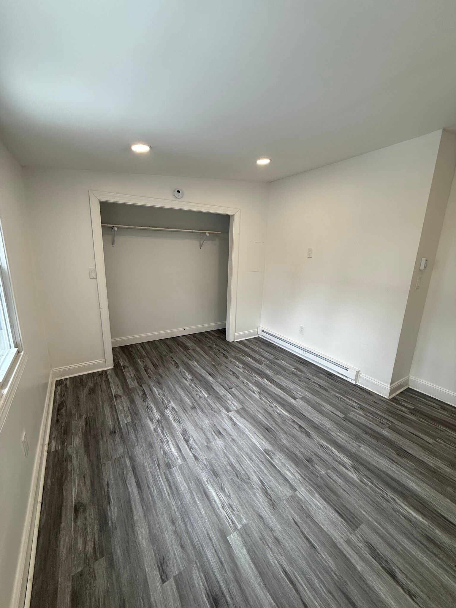 1ST ROOM - 424 W Oak St