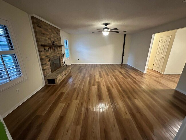 Building Photo - 123 Raintree Blvd