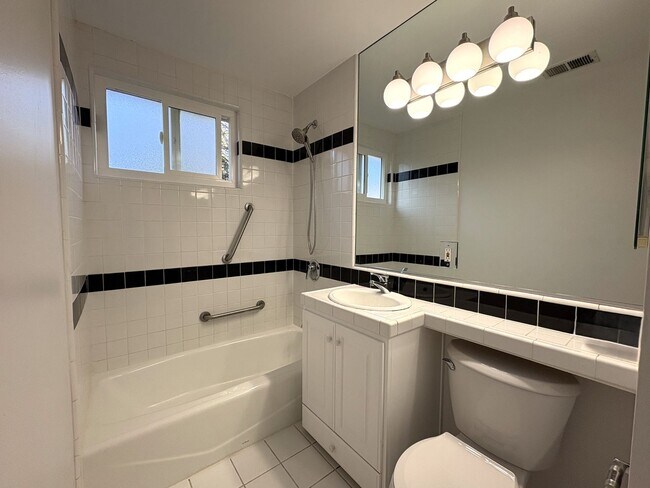 Building Photo - Charming Palo Alto Home with Renovated Kitchen & Spacious Backyard