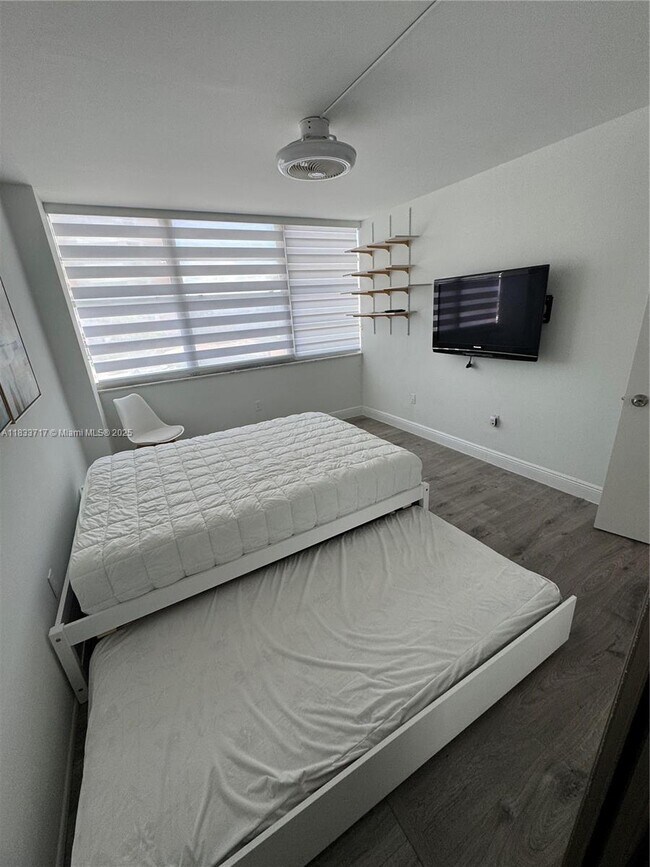 Building Photo - 1351 NE Miami Gardens Dr