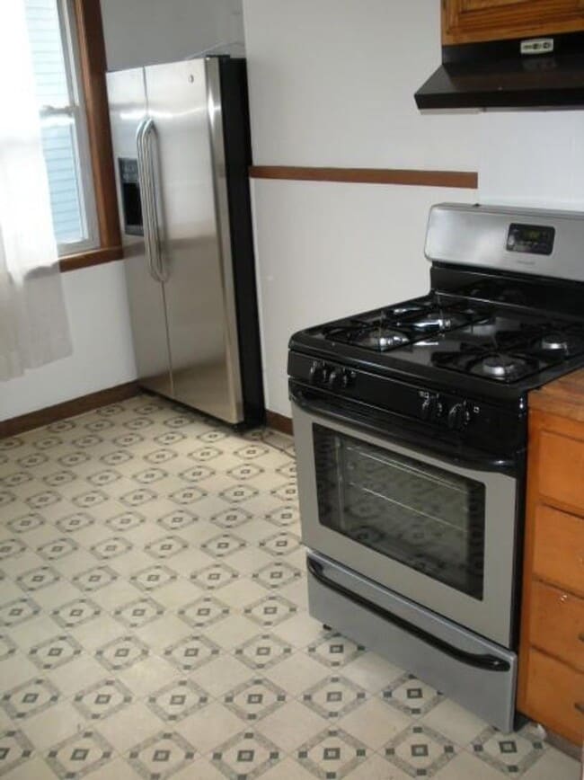 Building Photo - 4-Bed Brighton Center JUNE2026