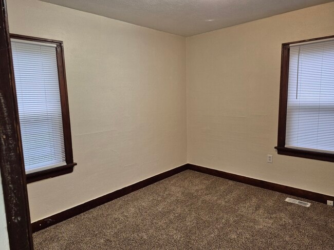 Building Photo - 508 SE Ash St