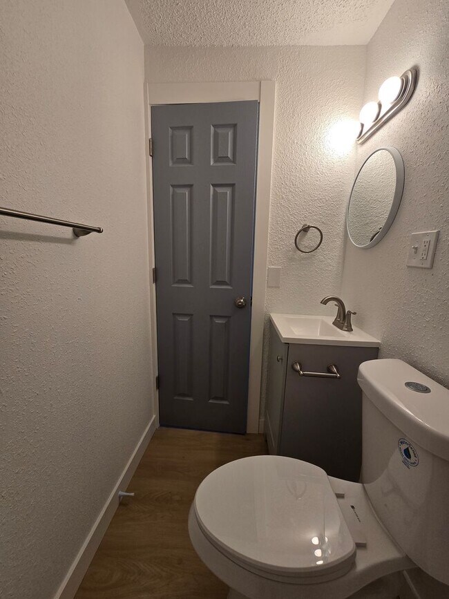 Building Photo - Freshly Remolded 2 Bedroom Apartment Move-...