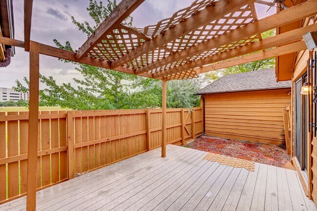 Building Photo - $2,495 2 Bed, 2 Bath Townhome in Aurora wi...