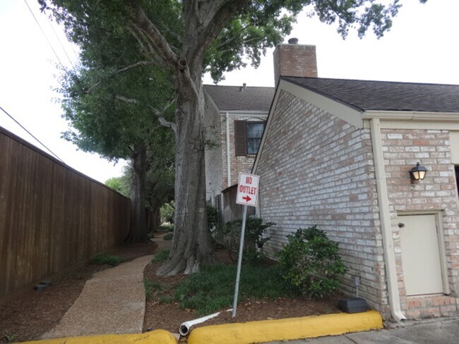 Building Photo - 864 Augusta Dr