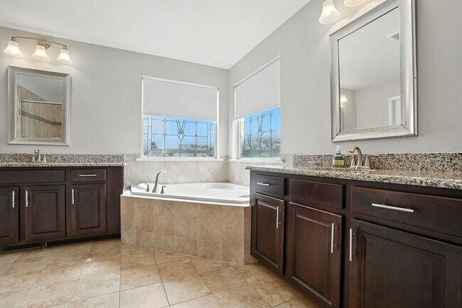 Building Photo - STUNNING HOME IN -POOL-TENNIS COURTS-GYM-PARK