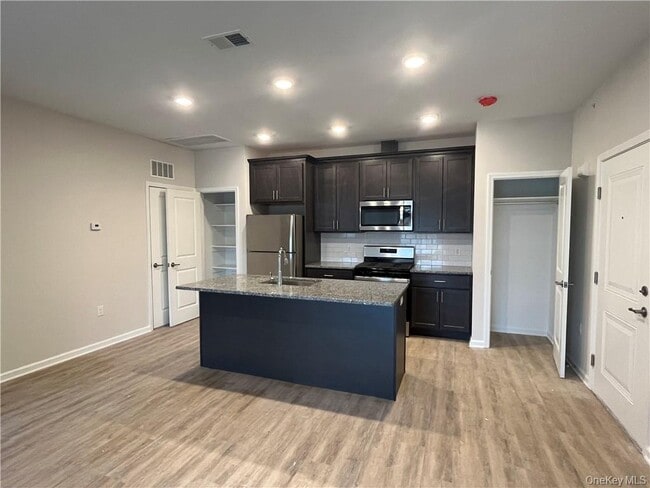 Building Photo - 412 Tower Ridge Cir