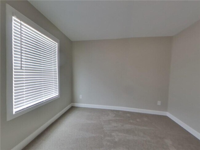 Building Photo - 112 E Rdg Wy