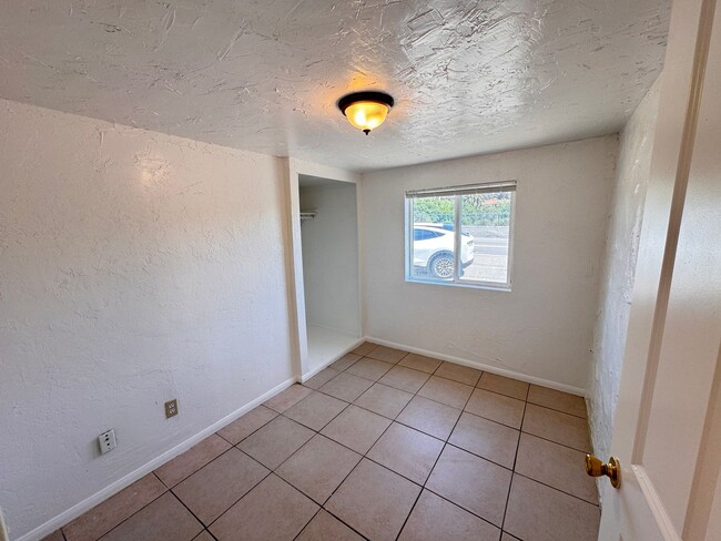 Building Photo - 1335 W Vista Way