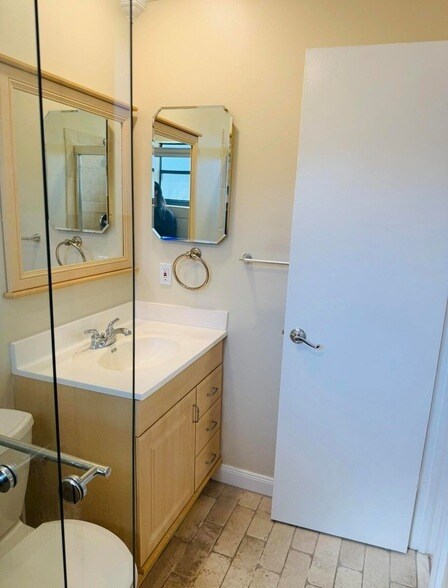Building Photo - 1005 Manor Dr