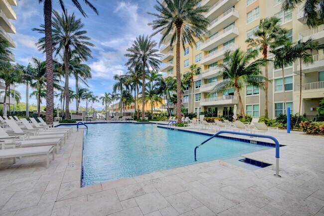 Building Photo - 700 E Boynton Beach Blvd