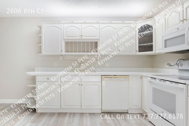 Building Photo - 2606 6th Ct