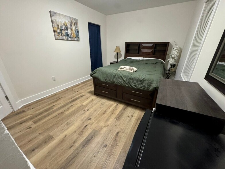 Building Photo - 220 W Buena Vista St