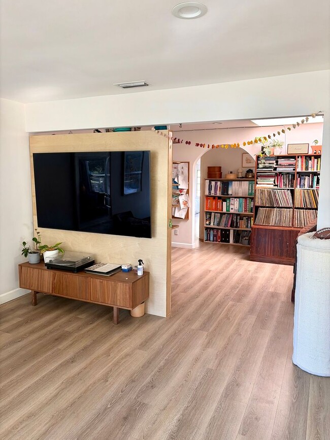 Building Photo - Quiet and Charming West LA Home!