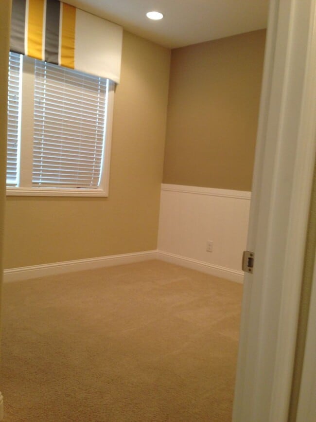 Building Photo - Gorgeous Model Spacious Folsom Unit!