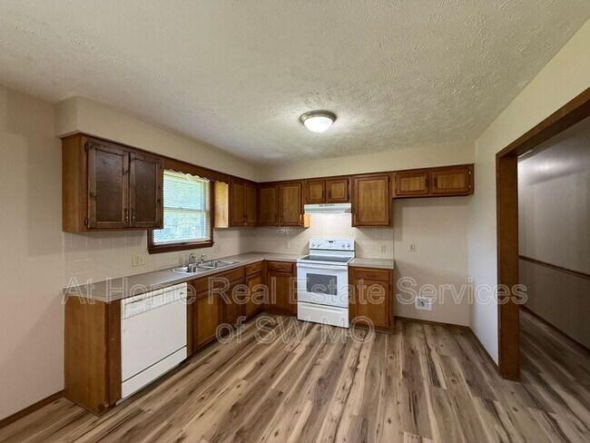 Building Photo - 103 S Cottonwood Ave