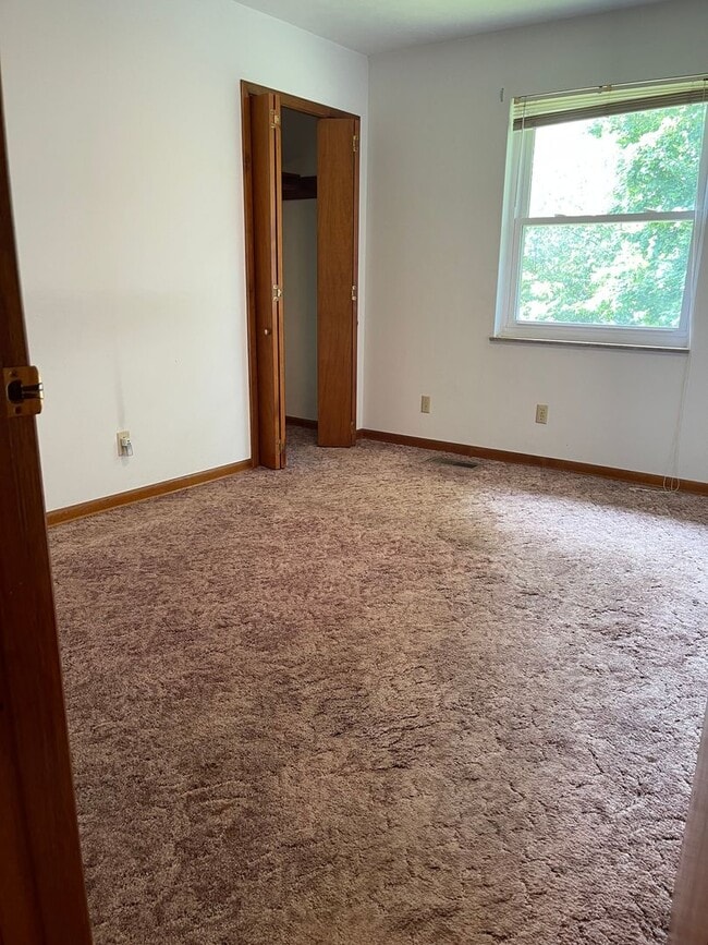 Building Photo - Location & Convenience!!! GREAT BASEMENT!!!!