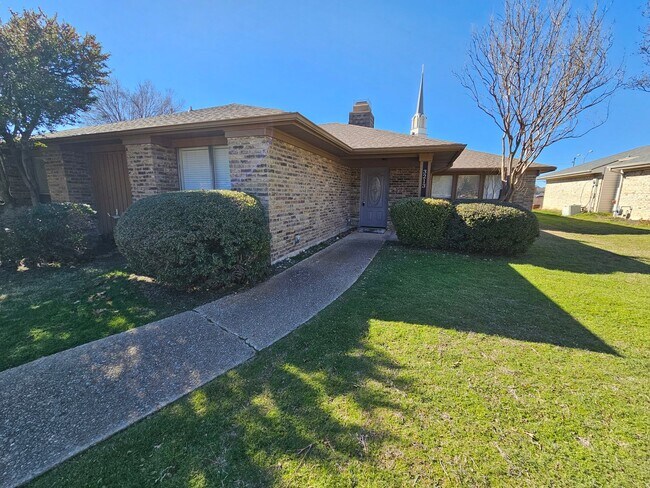 Building Photo - AVAILABLE NOW!