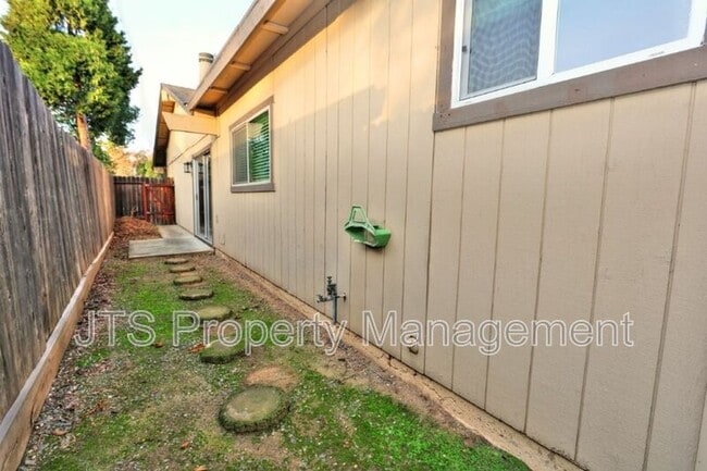 Building Photo - 8128 Sunrise E Way