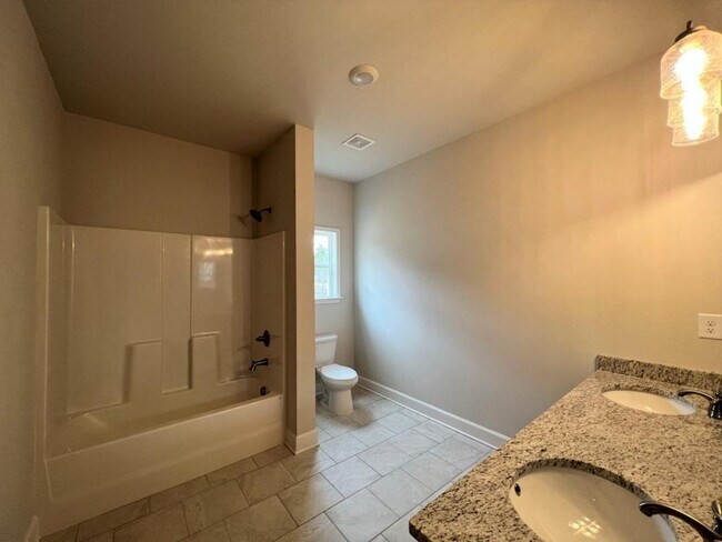 Building Photo - 130 Hawthorn Ln