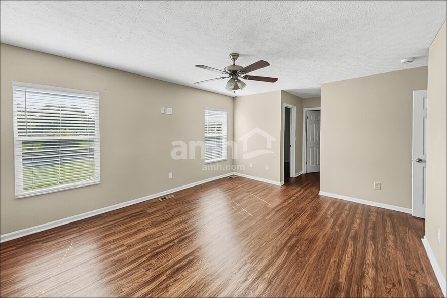 Building Photo - 4024 Walnut Crossing Dr