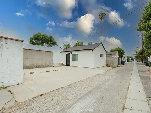 Building Photo - "Charming Reseda Retreat: Cozy 1-Bedroom with Stylish Granite Accents!"