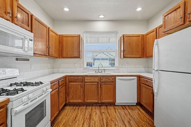 Building Photo - Two-Story 3 bed, 2.5 bath Home in East Salem with Large Bonus Room!