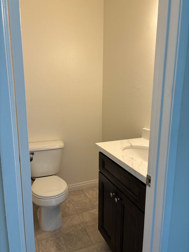 Building Photo - NEWLY REMODELED 2 BEDROOM 1 1/2 BATH CONDO