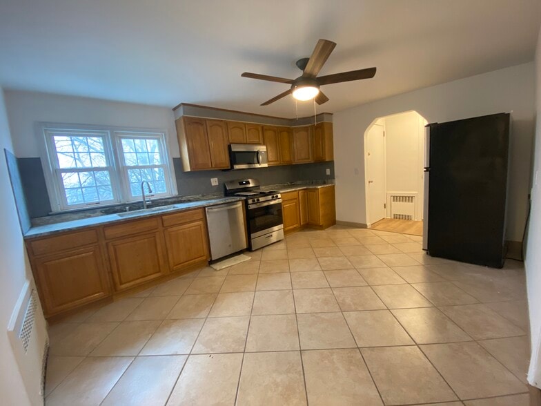 Eat-in Kitchen - 212 Forest St