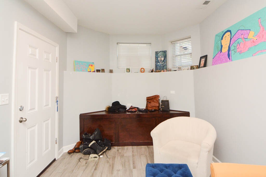 Building Photo - 3751 W Diversey Ave