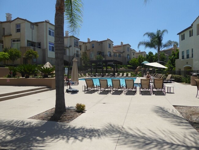 Building Photo - Conveniently located 3 BR, 3 Bath townhome in Coronado Ranch, close to everything.