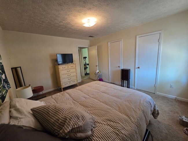 Building Photo - Campus View 1 Bedroom Apt. -Walking Distance to UGA!