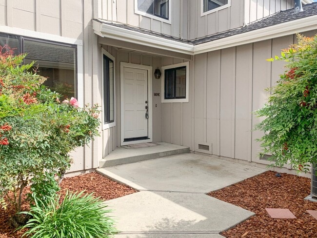 Building Photo - 2 Bedroom / 2.5 Bath Condo in Ridgemark