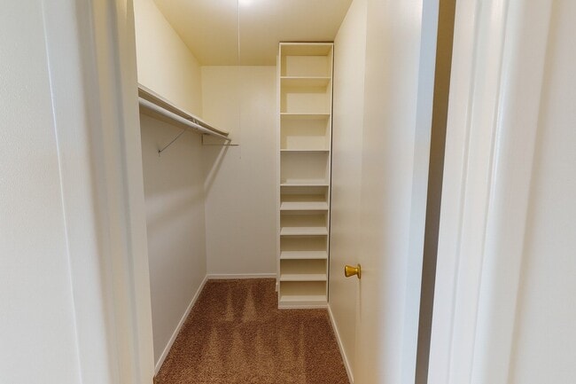 Building Photo - Golden Crest