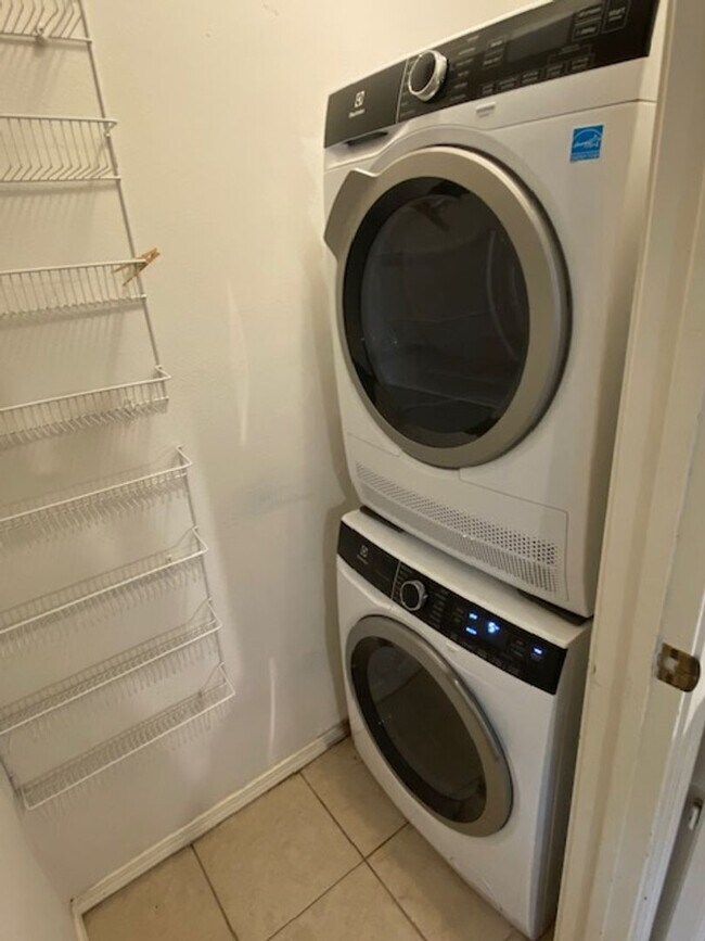 Building Photo - Excellent Town Home Near Campus!