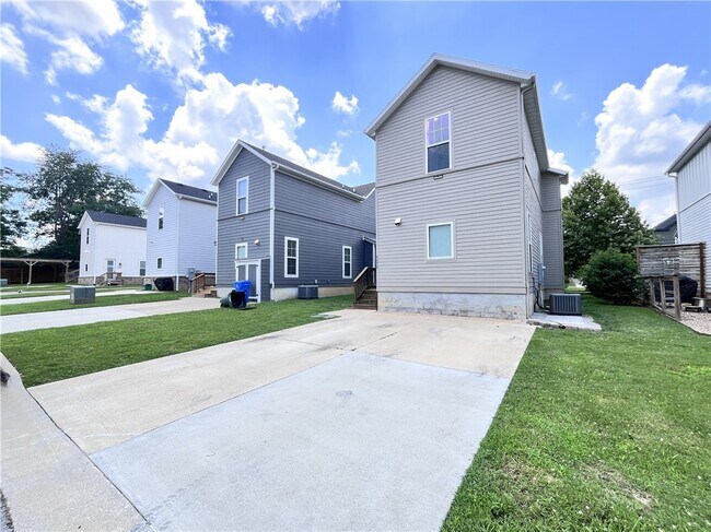 Building Photo - 1372 S Duncan Ave