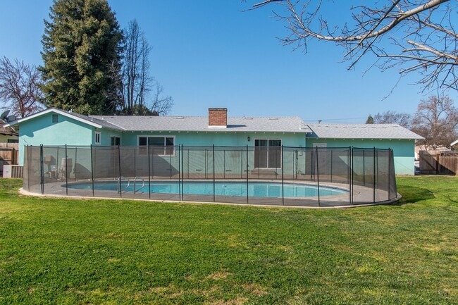 Building Photo - 3 bedroom 2 bath renovated home with swimm...