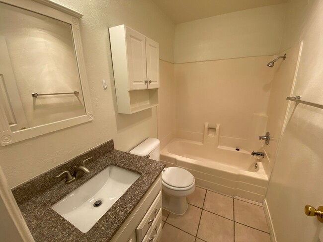 Building Photo - Torrance: 1 Bed 1 Bath Condo - 1 Carport S...