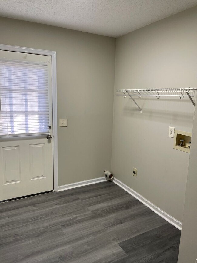 Building Photo - 620