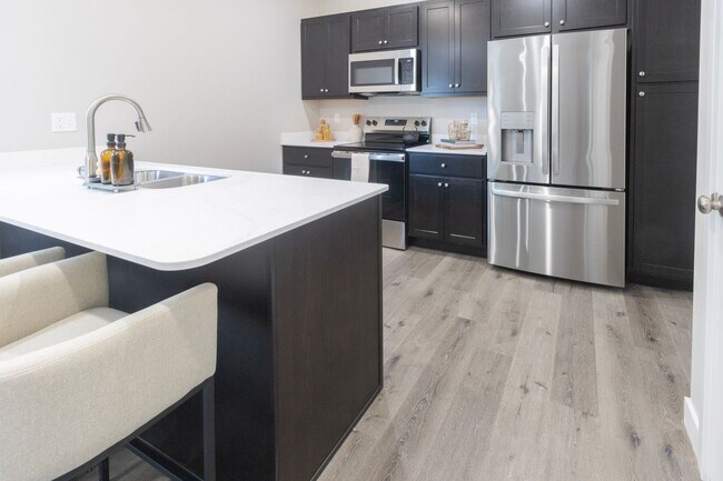 Building Photo - 2733 Emery Dr