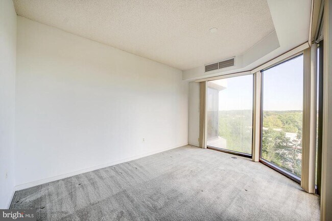 Building Photo - 1530 Key Blvd